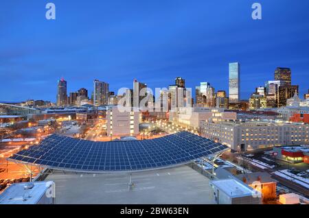 Nächtliche Luftaufnahme der Skyline von Denver Colorado mit Sonnenkollektoren im Vordergrund. Stockfoto