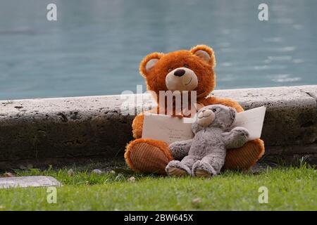 Houston, Texas, USA. Mai 2020. 29. Mai 2020 - Houston, Texas, USA: Ein Teddybär hält eine Nachricht an die Familie von George Floyd, während Polizei und Protestierende in Downtown Houston, TX kollidieren.Quelle: Walter G Arce SR/ASP/ZUMA Wire/Alamy Live News Stockfoto