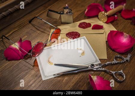 Geschenkkarte für Liebhaber, Haarschnitt-Zertifikat, Nahaufnahme auf dem Hintergrund von Accessoires, Rosenblätter Stockfoto