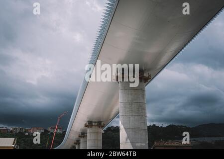 Genua. August 2018. Foto aufgenommen am 29. Mai 2020 zeigt die neue Brücke im Bau in Genua, Italien. Die neue Struktur ersetzt die Morandi-Brücke, ein Viadukt, das am 14. August 2018 in der nordwestlichen Küstenstadt Genua zusammenbrach und 43 Menschen tötete. Kredit: Federico Tardito/Xinhua/Alamy Live News Stockfoto