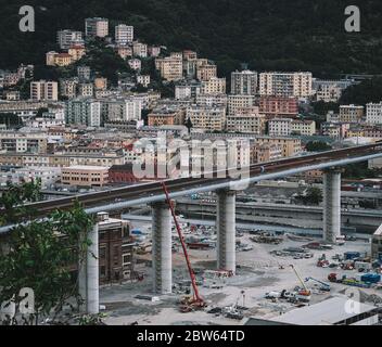 Genua. August 2018. Foto aufgenommen am 29. Mai 2020 zeigt die neue Brücke im Bau in Genua, Italien. Die neue Struktur ersetzt die Morandi-Brücke, ein Viadukt, das am 14. August 2018 in der nordwestlichen Küstenstadt Genua zusammenbrach und 43 Menschen tötete. Kredit: Federico Tardito/Xinhua/Alamy Live News Stockfoto