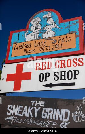 Australian Red Cross Op Shop und lokalen Café und Haustiergeschäft, Avalon Beach in Sydney, Australien Stockfoto