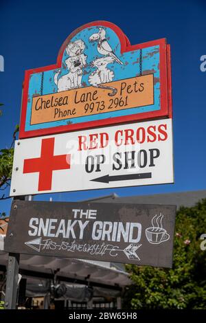 Australian Red Cross op Shop Charity Store in Avalon Beach Sydney, Australien, dieser Laden generiert mehr Geld als jeder andere Shop in NSW Stockfoto