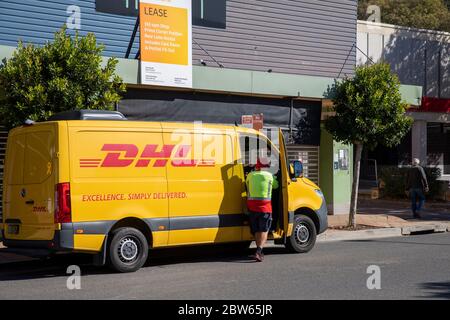 DHL Lieferwagen in Sydney Australien mit Lieferfahrer immer in Fahrzeug, Australien Stockfoto