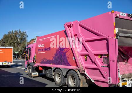 Rosa Müllabfuhr Müllsammelwagen zeigt, was für eine Ladung Müll auf der Seite, Sydney, Australien Stockfoto