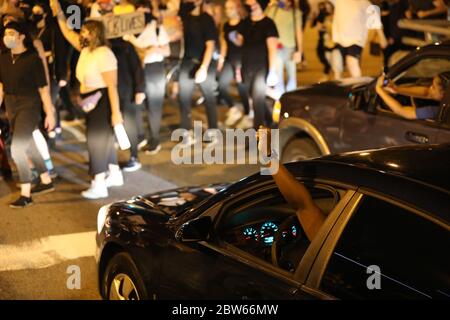 Richmond, VA, USA. Mai 2020. Nach dem Tod von George Floyd marschieren Demonstranten und treffen in Richmond mit der Polizei zusammen. Stockfoto