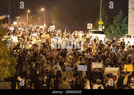 Richmond, VA, USA. Mai 2020. Nach dem Tod von George Floyd marschieren Demonstranten und treffen in Richmond mit der Polizei zusammen. Stockfoto