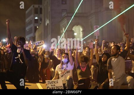 Richmond, VA, USA. Mai 2020. Nach dem Tod von George Floyd marschieren Demonstranten und treffen in Richmond mit der Polizei zusammen. Stockfoto