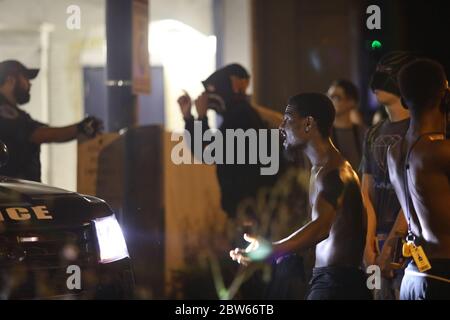 Richmond, VA, USA. Mai 2020. Nach dem Tod von George Floyd marschieren Demonstranten und treffen in Richmond mit der Polizei zusammen. Stockfoto