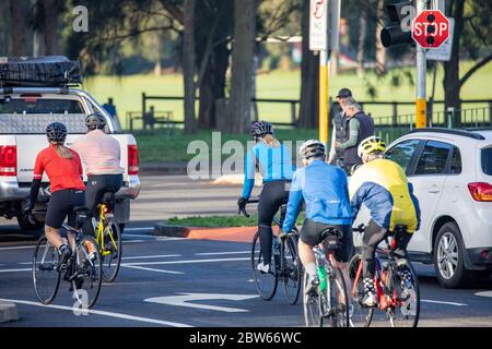 Männer und zwei Frauen fahren mit ihren Straßenrädern auf den Straßen von Mona Vale Sydney in Australien für Bewegung und Gesundheit Stockfoto