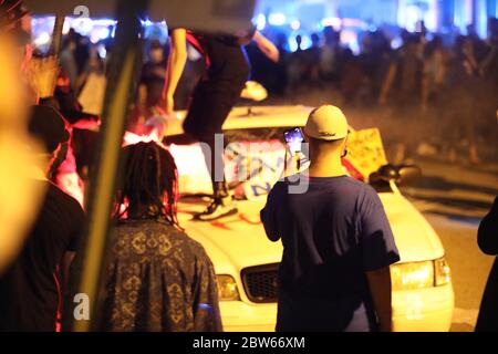 Richmond, VA, USA. Mai 2020. Nach dem Tod von George Floyd marschieren Demonstranten und treffen in Richmond mit der Polizei zusammen. Stockfoto