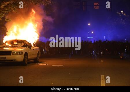 Richmond, VA, USA. Mai 2020. Nach dem Tod von George Floyd marschieren Demonstranten und treffen in Richmond mit der Polizei zusammen. Stockfoto