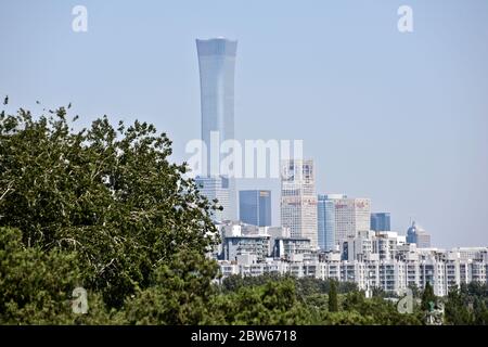 Skyline und Wolkenkratzer von Peking, Blick vom Himmelstempel. China Stockfoto