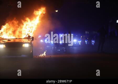 Richmond, VA, USA. Mai 2020. Nach dem Tod von George Floyd marschieren Demonstranten und treffen in Richmond mit der Polizei zusammen. Stockfoto