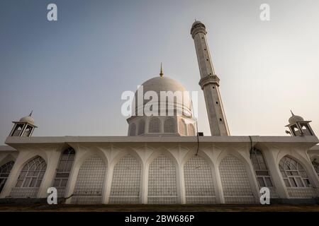 Blick auf die Kuppel und Turm des berühmten Hazratbal Schrein in Srinagar in Kaschmir Stockfoto