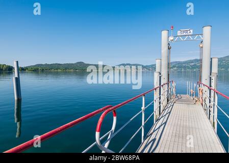 Moderner Stahlsteg am See. Lago Maggiore bei Ispra, Italien Stockfoto