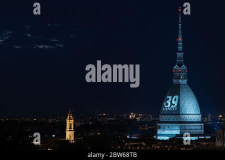 Turin, Italien. Mai 2020. Ein allgemeiner Blick auf die Mole Antonelliana, der zu Ehren der Opfer der Katastrophe im Heysel-Stadion in Turin beleuchtet wird. Am 29. Mai 1985 starben 39 und 600 wurden im Heysel Stadium vor dem Europacup-Finale zwischen Juventus und Liverpool verletzt, als die flüchtenden Juventus-Fans gegen eine Mauer zerschlagen wurden, die schließlich zusammenbrach, nachdem die Probleme, die zwischen den Fans ausbrachen, zu einer Anklage von Liverpool-Fans führten. (Foto von Cris FAGA/Pacific Press) Quelle: Pacific Press Agency/Alamy Live News Stockfoto