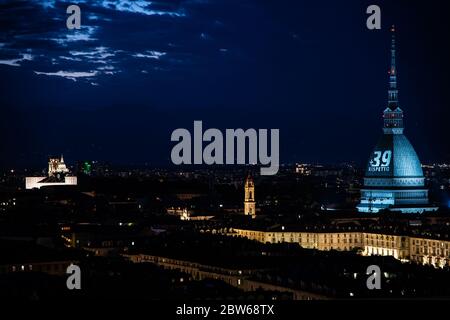 Turin, Italien. Mai 2020. Ein allgemeiner Blick auf die Mole Antonelliana, der zu Ehren der Opfer der Katastrophe im Heysel-Stadion in Turin beleuchtet wird. Am 29. Mai 1985 starben 39 und 600 wurden im Heysel Stadium vor dem Europacup-Finale zwischen Juventus und Liverpool verletzt, als die flüchtenden Juventus-Fans gegen eine Mauer zerschlagen wurden, die schließlich zusammenbrach, nachdem die Probleme, die zwischen den Fans ausbrachen, zu einer Anklage von Liverpool-Fans führten. (Foto von Cris FAGA/Pacific Press) Quelle: Pacific Press Agency/Alamy Live News Stockfoto