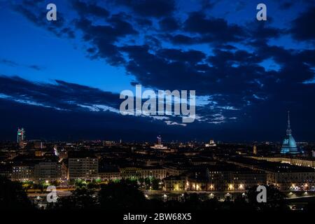 Turin, Italien. Mai 2020. Ein allgemeiner Blick auf die Mole Antonelliana, der zu Ehren der Opfer der Katastrophe im Heysel-Stadion in Turin beleuchtet wird. Am 29. Mai 1985 starben 39 und 600 wurden im Heysel Stadium vor dem Europacup-Finale zwischen Juventus und Liverpool verletzt, als die flüchtenden Juventus-Fans gegen eine Mauer zerschlagen wurden, die schließlich zusammenbrach, nachdem die Probleme, die zwischen den Fans ausbrachen, zu einer Anklage von Liverpool-Fans führten. (Foto von Cris FAGA/Pacific Press) Quelle: Pacific Press Agency/Alamy Live News Stockfoto