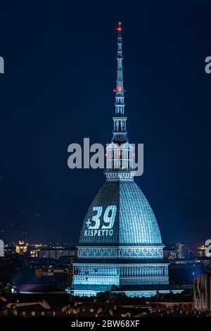 Turin, Italien. Mai 2020. Ein allgemeiner Blick auf die Mole Antonelliana, der zu Ehren der Opfer der Katastrophe im Heysel-Stadion in Turin beleuchtet wird. Am 29. Mai 1985 starben 39 und 600 wurden im Heysel Stadium vor dem Europacup-Finale zwischen Juventus und Liverpool verletzt, als die flüchtenden Juventus-Fans gegen eine Mauer zerschlagen wurden, die schließlich zusammenbrach, nachdem die Probleme, die zwischen den Fans ausbrachen, zu einer Anklage von Liverpool-Fans führten. (Foto von Cris FAGA/Pacific Press) Quelle: Pacific Press Agency/Alamy Live News Stockfoto