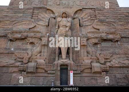 Leipzig, Deutschland. Mai 2020. Erzengel Michael am Haupteingang des Leipziger Völkerschlachtdenkmals. Quelle: Gerald Matzka/dpa-Zentralbild/ZB/dpa/Alamy Live News Stockfoto