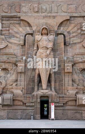 Leipzig, Deutschland. Mai 2020. Erzengel Michael am Haupteingang des Leipziger Völkerschlachtdenkmals. Quelle: Gerald Matzka/dpa-Zentralbild/ZB/dpa/Alamy Live News Stockfoto