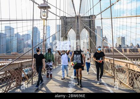 New York, Usa. Mai 2020. Protestler gehen auf der Brooklyn Bridge während eines Protestes "Black Lives Matter" in Empörung, nachdem George Floyd, ein unbewaffneter schwarzer Mann, starb, nachdem er von einem Polizeibeamten in Minneapolis verhaftet wurde, der ihn mit seinem Knie auf den Boden festhielt. In den USA finden Demonstrationen statt, nachdem George Floyd am 25. Mai 2020 in Polizeigewahrsam gestorben ist. Quelle: Brasilien Foto Presse/Alamy Live News Stockfoto