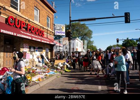 cup Lebensmittel und Demonstranten Massen george floyd Denkmal zu Ehren schwarzen Leben Angelegenheit in minneapolis Unruhen Stockfoto