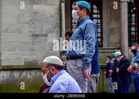 Beten mit medizinischen Masken vor der Blauen Moschee. Am ersten Freitag beten, namaz nach der Sperre in Istanbul. Muslime beten gemeinsam für Heilung Stockfoto