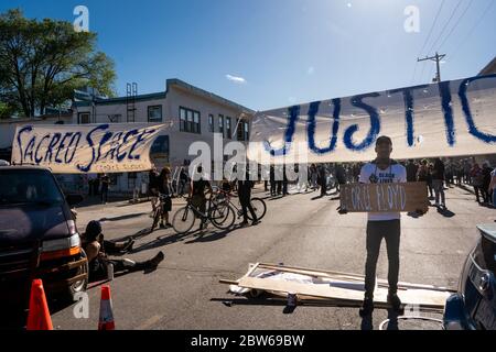 afroamerikanischer schwarzer Mann, der Zeichen für george floyd für Gerechtigkeit in minneapolis-Unruhen hält, Proteste und Demonstranten Stockfoto