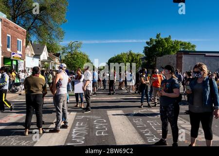 Live-Demonstranten und Demonstranten in den Straßen an den minneapolis-Unruhen für george floyd Stockfoto