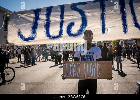 afroamerikanischer schwarzer Mann, der Zeichen für george floyd für Gerechtigkeit in minneapolis-Unruhen hält Proteste und Demonstranten schließen sich Stockfoto
