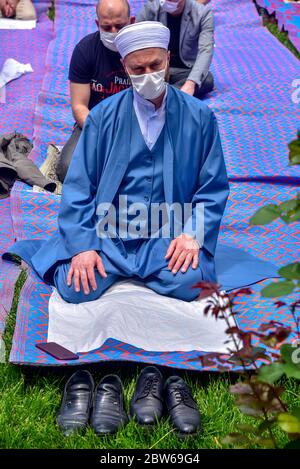 Beten mit medizinischen Masken vor der Blauen Moschee. Am ersten Freitag beten, namaz nach der Sperre in Istanbul. Muslime beten gemeinsam für Heilung Stockfoto