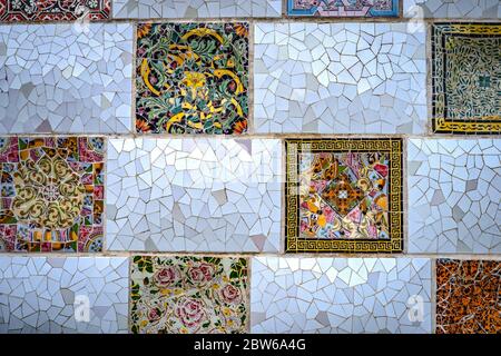 Barcelona, Spanien - Mosaische Mauer im Park Guell Stockfoto