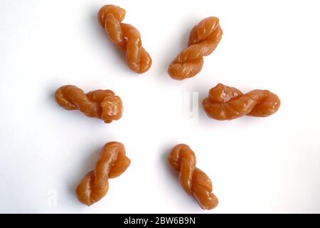 Traditionelle südafrikanische klebrige Koekschwestern isoliert auf weiß in einem Polystyrol-Tablett Stockfoto