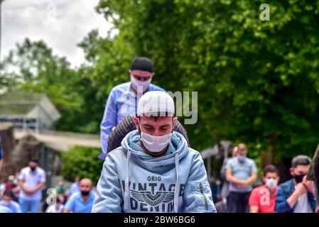 Beten mit medizinischen Masken vor der Blauen Moschee. Am ersten Freitag beten, namaz nach der Sperre in Istanbul. Muslime beten gemeinsam für Heilung Stockfoto