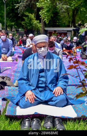 Beten mit medizinischen Masken vor der Blauen Moschee. Am ersten Freitag beten, namaz nach der Sperre in Istanbul. Muslime beten gemeinsam für Heilung Stockfoto