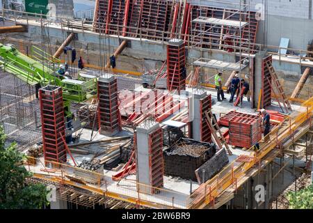 Belgrad, Serbien, 28. Mai 2020: Blick auf die Baustelle des Apartmentkomplexes in Zemun Stockfoto