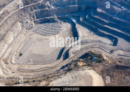 Granitsteinbruch im Tagebau, Blick von oben Stockfoto