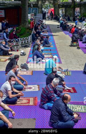 Beten mit medizinischen Masken vor der Blauen Moschee. Am ersten Freitag beten, namaz nach der Sperre in Istanbul. Muslime beten gemeinsam für Heilung Stockfoto