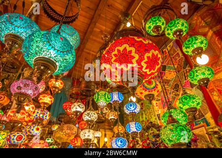 Farbenfroher Deckenleuchter im arabischen und marokkanischen Stil. Laternen Lampe hängt von der Decke. Stockfoto