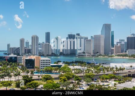 Miami, FL, Vereinigte Staaten - 27. April 2019: Downtown of Miami Skyline mit erstaunlicher Architektur von Dodge Island aus mit Kreuzfahrtterminal in Biscay Stockfoto