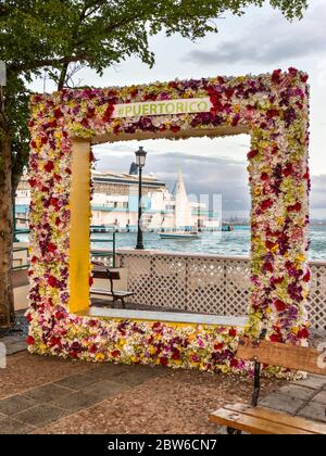 San Juan, Puerto Rico - 29. April 2019: Buntes Spielwiese mit Blumen für ein Foto als Andenken in San Juan, Puerto Rico, Karibik. Segelboot A Stockfoto