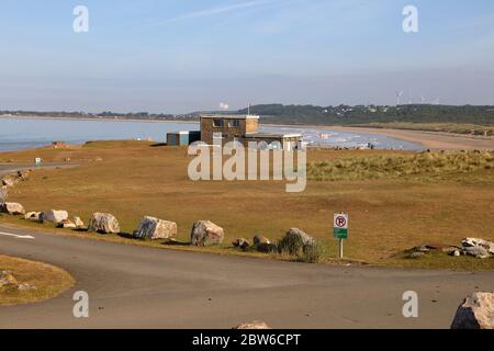 Bridgend Life Savers und Surf Club Haus in der Flussmündung Parkplatz in Ogmore am Meer bietet einen fantastischen Blick über Ogmore Strand und Newton Bay. Stockfoto