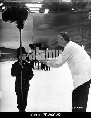 Regisseur CAROL REED am Set hat mit MARK LESTER als Oliver Twist in den Shepperton Studios Oliver gedreht! 1968 Musical von Lionel Bart nach Roman Oliver Twist von Charles Dickens Romulus Films / Warwick Film Productions / Columbia Pictures Corporation Stockfoto