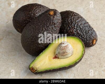 Ganze und halb frische reife hass Avocado Stockfoto