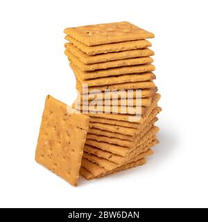 Stapel gesalzener Mini-Cracker mit Tomaten und Basilikum auf weißem Hintergrund isoliert Stockfoto