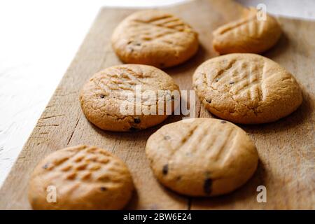 Weihnachtsbäckerei. Nahaufnahme von goldenen Erdnussbutter-Cookies auf weißem Hintergrund. Stockfoto