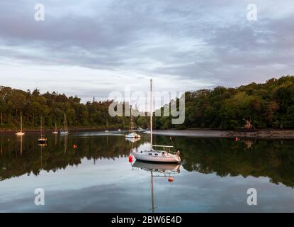 Crosshaven, Cork, Irland. 30. Mai 2020.Dawn bricht in Drake's Pool, Crosshaven, Co. Cork, Irland, über die Stille der vertäuten Yachten. Das Wetter für den Feiertag wird warm und sonnig sein, mit Temperaturen zwischen 22-26 Grad celsius. - Credit; David Creedon / Alamy Live News Stockfoto