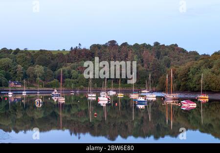 Crosshaven, Cork, Irland. 30. Mai 2020.Dawn bricht in Drake's Pool, Crosshaven, Co. Cork, Irland, über die Stille der vertäuten Yachten. Das Wetter für den Feiertag wird warm und sonnig sein, mit Temperaturen zwischen 22-26 Grad celsius. - Credit; David Creedon / Alamy Live News Stockfoto